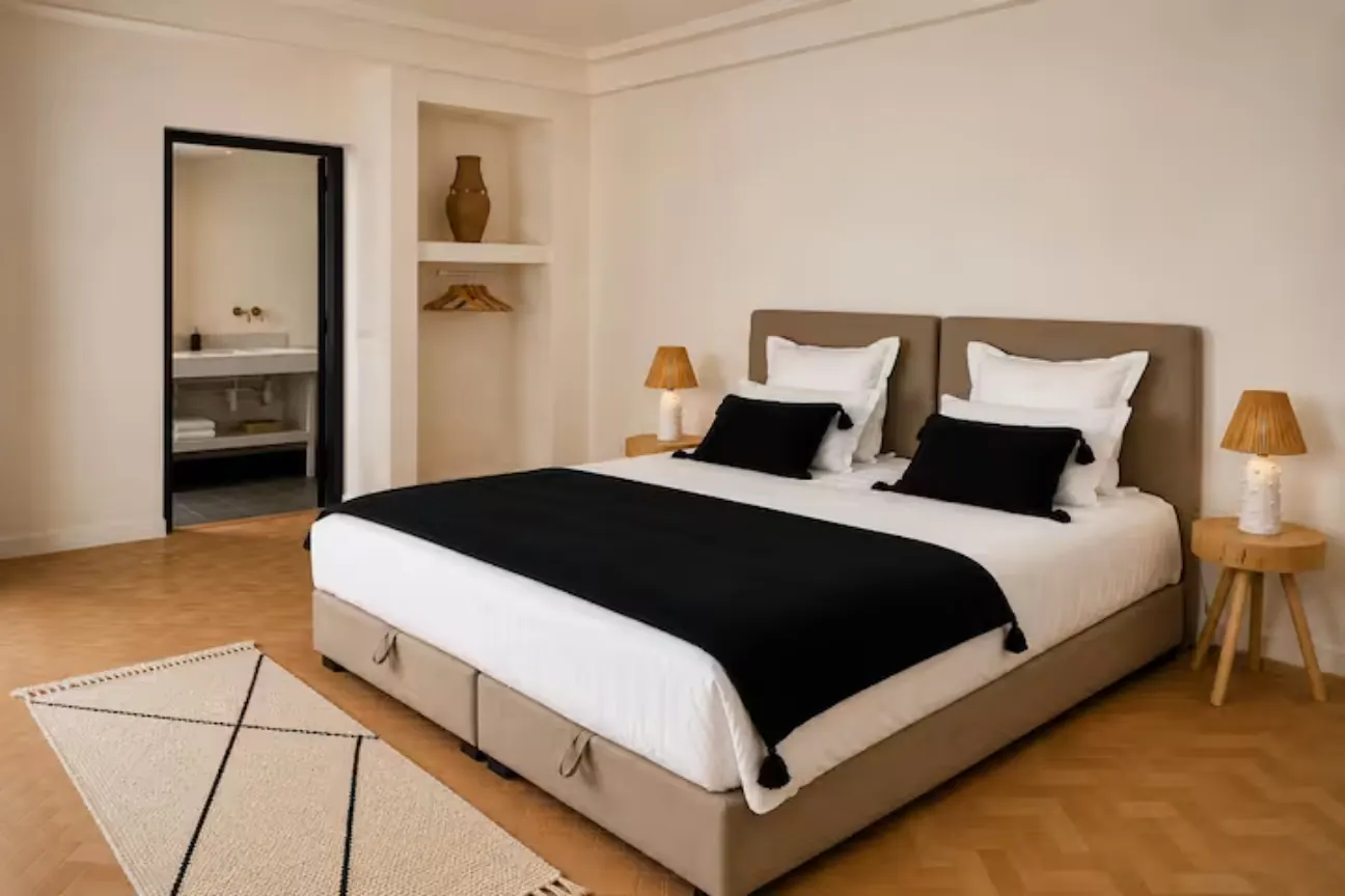 Chambre au linge hôtelier préparée entre deux séjours