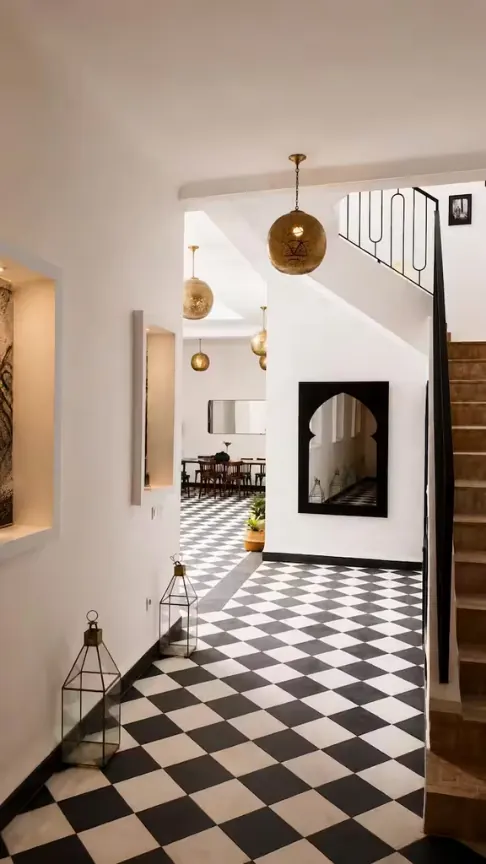 Entrée de riad au sol en damier et suspensions en laiton